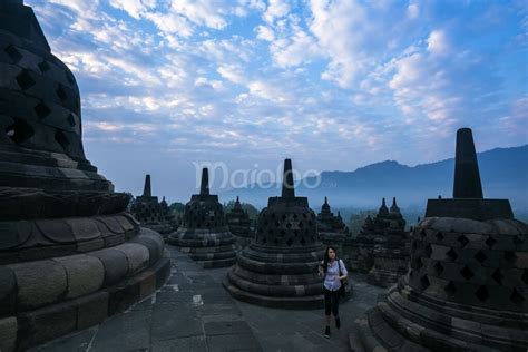 ¡El Templo de Borobudur: Un Gigante de Piedra y un Viaje Espiritual en Yogyakarta!