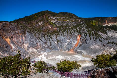  ¡Descubre la Magia del Templo Tangkuban Perahu en las Alturas de Bandung!