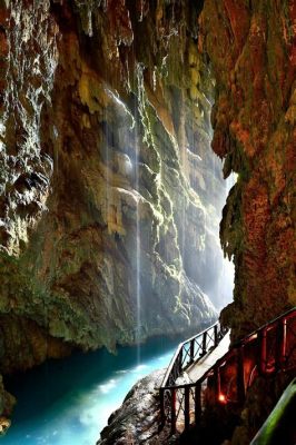 ¡Sumérgete en la historia en el Monasterio de Piedra! Un oasis de paz y belleza natural en plena Zaragoza.