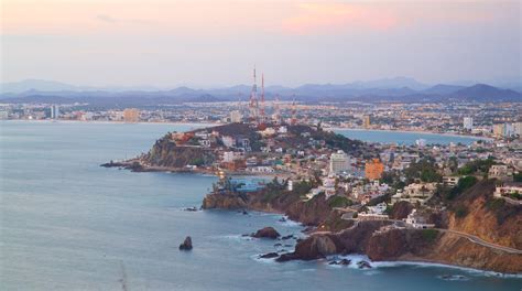 El Faro de la Virgen del Carmen: Un faro histórico con vistas espectaculares al mar Mediterráneo!