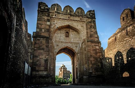 El Fuerte de Rohtas: Un Viaje a la Época Mughal y un Refugio para Observadores de Aves!