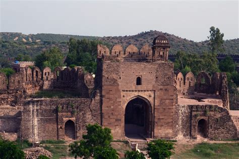  ¡El Fuerte Rohtas: Una Fortaleza Imponente que Resiste el Paso del Tiempo!