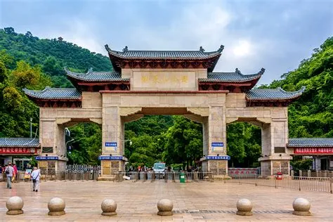 ¡Sumérgete en la Historia y la Naturaleza en el Parque Qianlingshan!