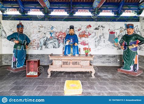 ¡Explora la historia y la belleza del Templo de la Deidad Protectora en Cangzhou!